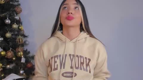 Snapshot of h3y_mia3 chatting on 12-21-24, 11:55 Paulina online show from 12-21-24, 11:55