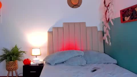 Snapshot of h3y_mia3 chatting on 10-29-25, 04:37 Paulina online show from 10-29-25, 04:37