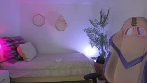 Hadid online show from 04-23-26, 01:51