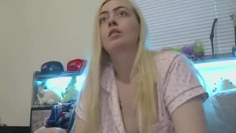 Snapshot of haileyakuma69 chatting on 12-14-25, 10:14 Hailey and d online show from 12-14-25, 10:14