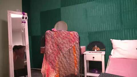 Hailey online show from 10-30-25, 04:14