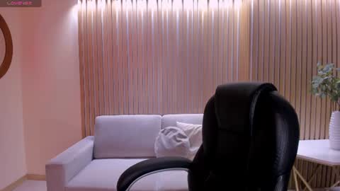 Snapshot of haileyross_ chatting on 07-26-26, 11:33 Hailey online show from 07-26-26, 11:33