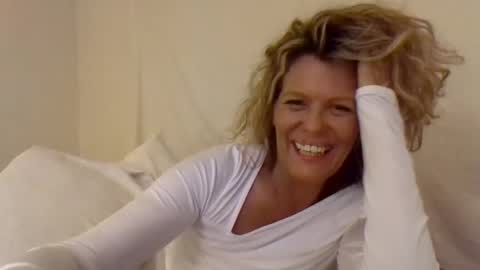 Hailey online show from 01-11-25, 04:06