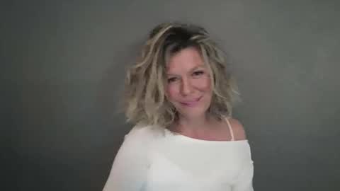 Hailey online show from 04-10-26, 04:55