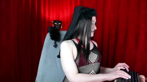 Haku Please help me with your thumbs up its important  online show from 12-21-24, 04:57