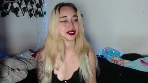 Snapshot of hallie_cam chatting on 09-29-25, 10:03 reashell online show from 09-29-25, 10:03