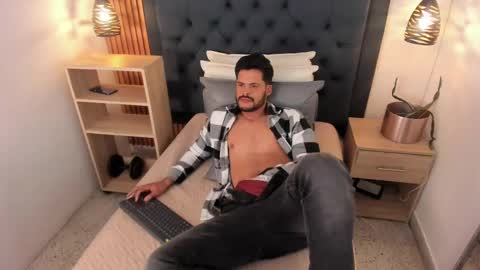 Snapshot of hamilton_1 chatting on 10-16-25, 03:40 Hamilton online show from 10-16-25, 03:40