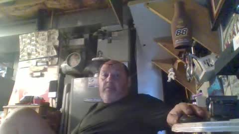 Snapshot of handiemanhere chatting on 06-21-26, 01:41 naked man online show from 06-21-26, 01:41