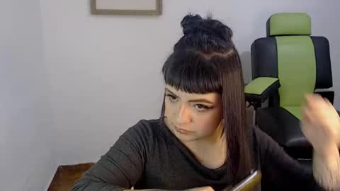 Snapshot of hanna99moon chatting on 12-16-24, 04:02 JUANA online show from 12-16-24, 04:02