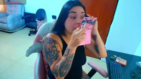 Snapshot of hanna__11_ chatting on 05-27-26, 07:00 Hanna online show from 05-27-26, 07:00