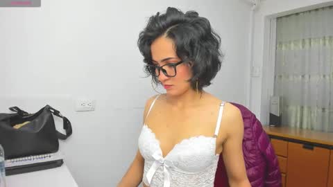 Snapshot of hanna_chloe chatting on 10-22-25, 07:13 Sara online show from 10-22-25, 07:13