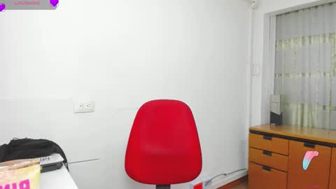 Snapshot of hanna_chloe chatting on 10-23-25, 08:18 Sara online show from 10-23-25, 08:18