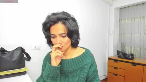 Snapshot of hanna_chloe chatting on 10-27-25, 06:45 Sara online show from 10-27-25, 06:45