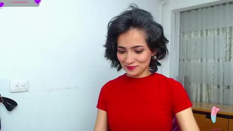 Snapshot of hanna_chloe chatting on 10-30-25, 08:42 Sara online show from 10-30-25, 08:42