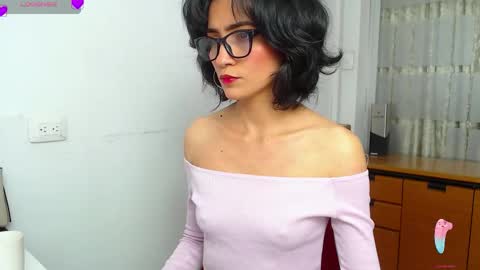 Snapshot of hanna_chloe chatting on 11-06-25, 05:36 Sara online show from 11-06-25, 05:36