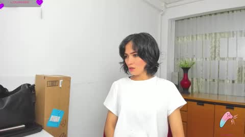 Snapshot of hanna_chloe chatting on 11-16-25, 02:22 Sara online show from 11-16-25, 02:22