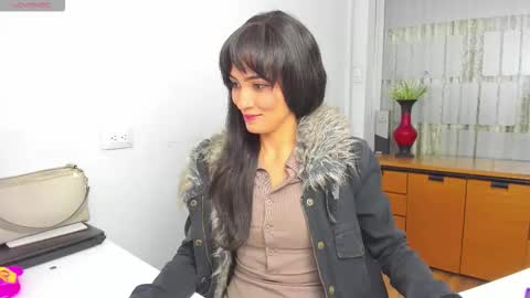 Snapshot of hanna_chloe chatting on 11-19-25, 08:31 Sara online show from 11-19-25, 08:31