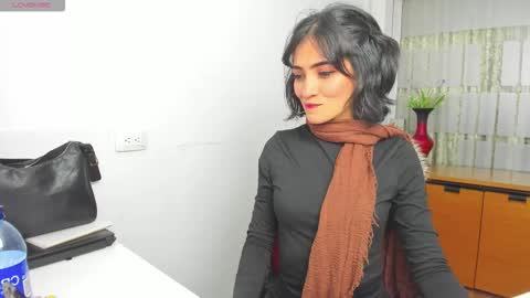 Snapshot of hanna_chloe chatting on 11-20-25, 06:51 Sara online show from 11-20-25, 06:51