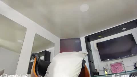 Snapshot of hanna_dilu chatting on 10-28-25, 09:39 hannah dilau online show from 10-28-25, 09:39