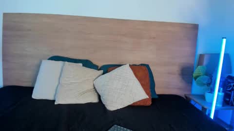     online show from 12-04-25, 05:21