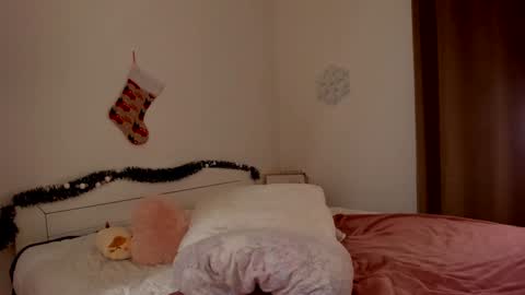 Snapshot of hannacrush chatting on 12-26-24, 09:55 HannahIm a simple girl who likes gifts Lovense is activeThere are legends that in this room all your wish can come true online show from 12-26-24, 09:55