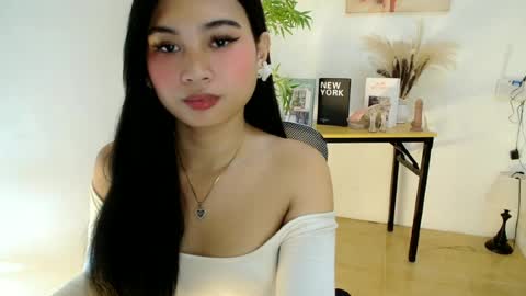 Snapshot of hannah_davis69 chatting on 06-26-26, 02:49 Alex online show from 06-26-26, 02:49