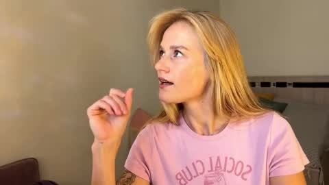 hannah levis  online show from 09-30-25, 08:08