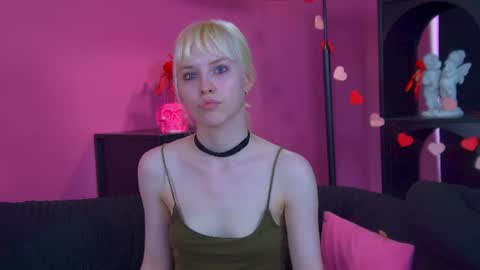 Snapshot of hannahhollis chatting on 06-27-26, 12:44 Hannah online show from 06-27-26, 12:44