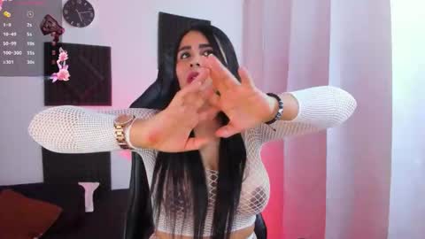 Snapshot of hannarusso chatting on 10-28-25, 10:12 Hanna online show from 10-28-25, 10:12