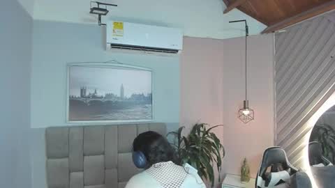 Snapshot of hanny_milf_ chatting on 09-11-25, 11:21 HANNY online show from 09-11-25, 11:21