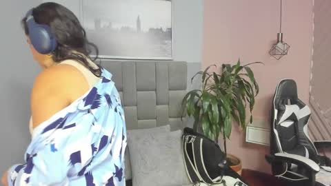 Snapshot of hanny_milf_ chatting on 09-16-25, 11:11 HANNY online show from 09-16-25, 11:11