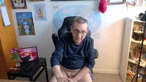 Snapshot of hansi63 chatting on 02-16-25, 10:54 charly online show from 02-16-25, 10:54
