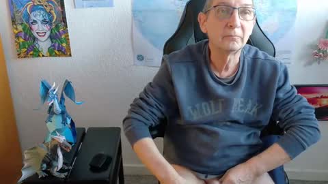 Snapshot of hansi63 chatting on 02-23-25, 03:18 charly online show from 02-23-25, 03:18