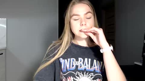 happy_fox_ online show from 11-22-25, 05:56