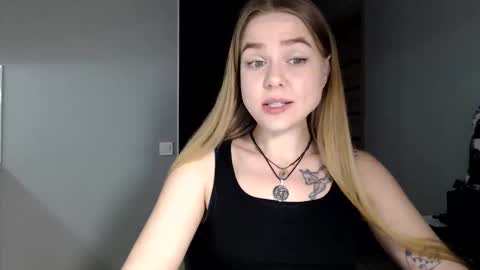 happy_fox_ online show from 04-10-26, 07:51