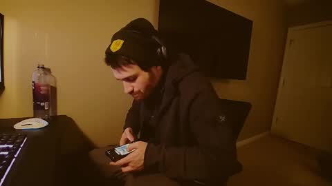 Snapshot of hardswtch chatting on 12-19-24, 12:34 Tom online show from 12-19-24, 12:34