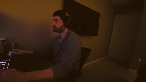 Snapshot of hardswtch chatting on 12-24-24, 02:10 Tom online show from 12-24-24, 02:10