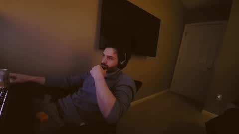 Snapshot of hardswtch chatting on 12-25-24, 12:37 Tom online show from 12-25-24, 12:37