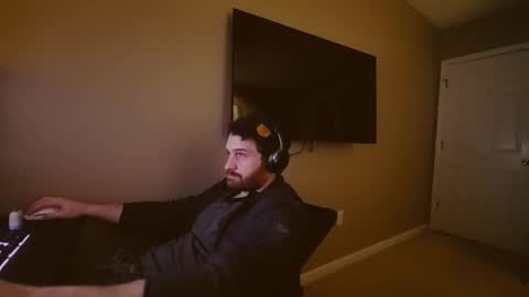 Snapshot of hardswtch chatting on 12-31-24, 12:32 Tom online show from 12-31-24, 12:32