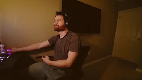 Snapshot of hardswtch chatting on 01-01-25, 03:34 Tom online show from 01-01-25, 03:34