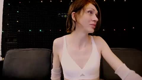 Snapshot of hardy_green chatting on 06-18-26, 02:45 Miss Hardy online show from 06-18-26, 02:45