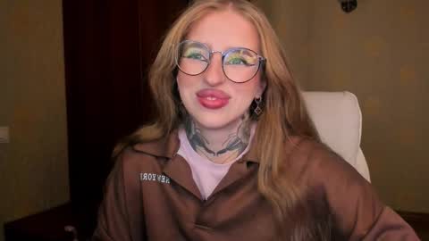 Snapshot of harley_kimm chatting on 11-30-25, 05:44 Julia online show from 11-30-25, 05:44