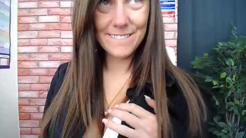 Snapshot of harleyrebz chatting on 11-17-25, 12:22 harleyrebz online show from 11-17-25, 12:22