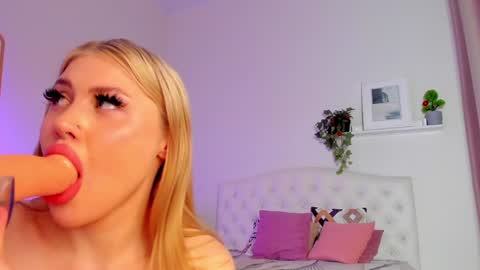 Its KIra hello HUSH is here online show from 12-05-24, 02:22