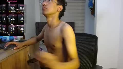 Snapshot of harrytwink18 chatting on 09-17-25, 04:41 HARRY online show from 09-17-25, 04:41