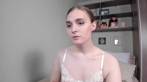 Mia online show from 11-16-25, 07:14