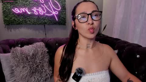 Snapshot of haze_vibes chatting on 04-11-26, 01:43 Maria online show from 04-11-26, 01:43