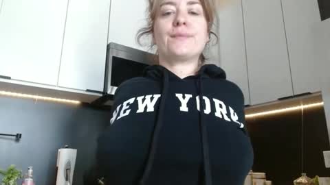 Snapshot of hazel_skye chatting on 05-30-26, 04:15 Hazel online show from 05-30-26, 04:15