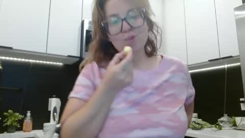 Snapshot of hazel_skye chatting on 06-08-26, 03:45 Hazel online show from 06-08-26, 03:45