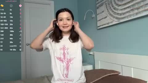 Snapshot of hazelhartshorn chatting on 07-16-26, 05:19 Kira online show from 07-16-26, 05:19